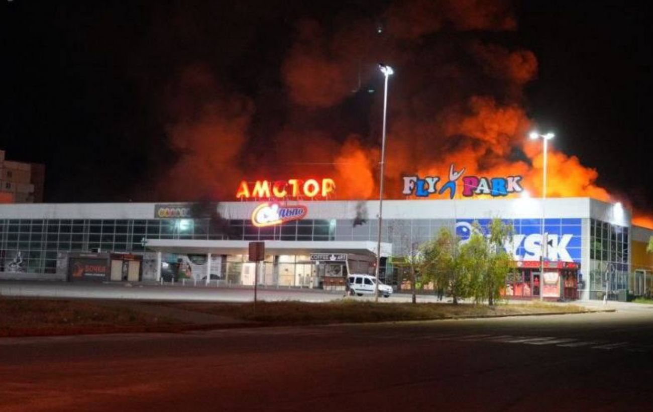 Росіяни вдруге за п'ять днів атакували ТЦ «Амстор» у Запоріжжі: пожежа, двоє поранених