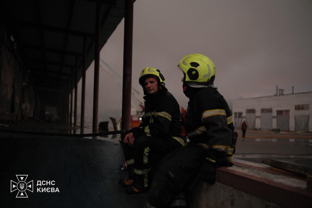 Унаслідок масованого удару РФ по Київщині горять підприємства, є загиблий і поранені