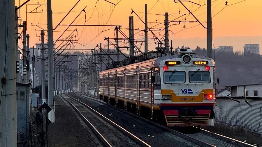 Через російську атаку в Києві зупинили рух поїздів і затримали тролейбуси