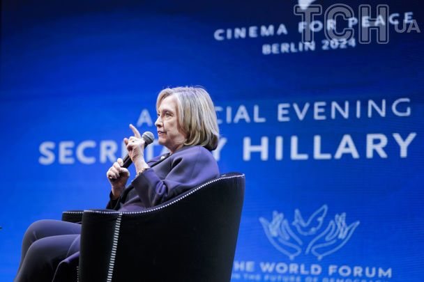 Клінтон припустила, що Путін має компромат на Трампа