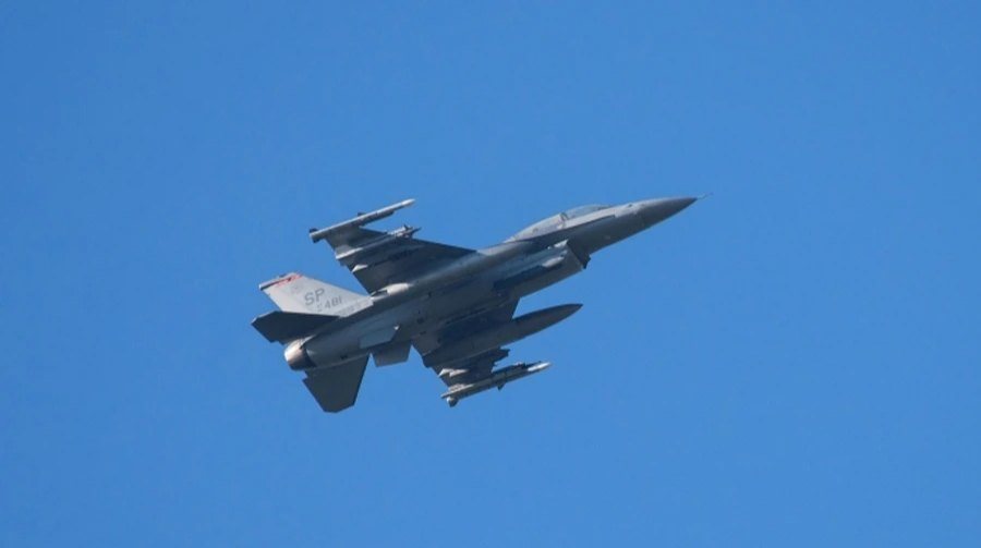 Винищувач F-16 розбився на фронті: пілот успішно катапультувався