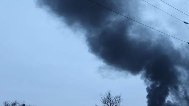 Атака безпілотників на Київ: у Голосіївському районі уламки впали біля житлового будинку, поранено жінку