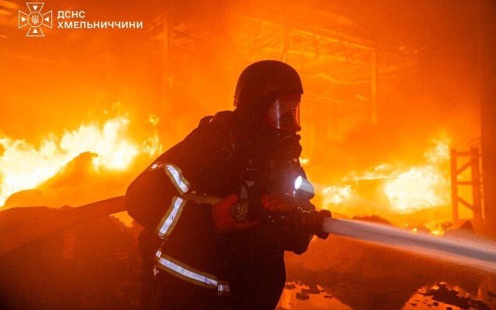 Росіяни атакували нафтобазу на Хмельниччині, виникла пожежа