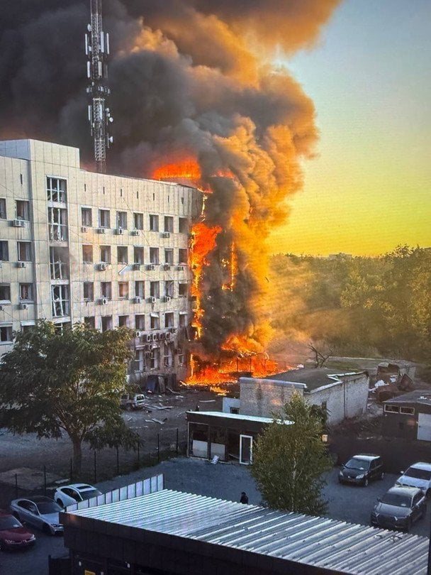 Росія вдарила по адмінбудівлі ДТЕК на Дніпропетровщині: є поранений, сталася пожежа