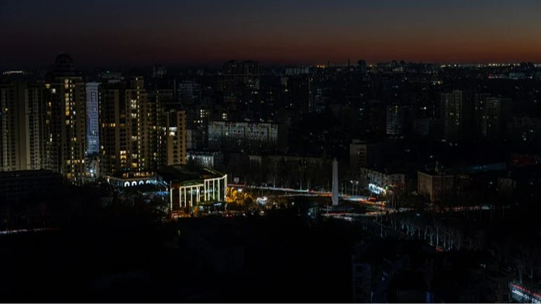 Російська балістика вдарила по Києву: пошкоджено приватні будинки, СТО та АЗС, є постраждалий
