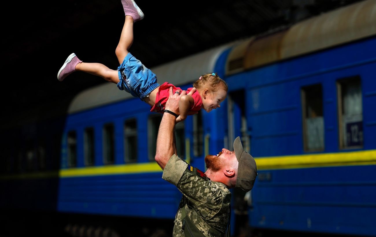 В Україні пропонують законодавчо врегулювати службу вагітних військових та батьків-одинаків