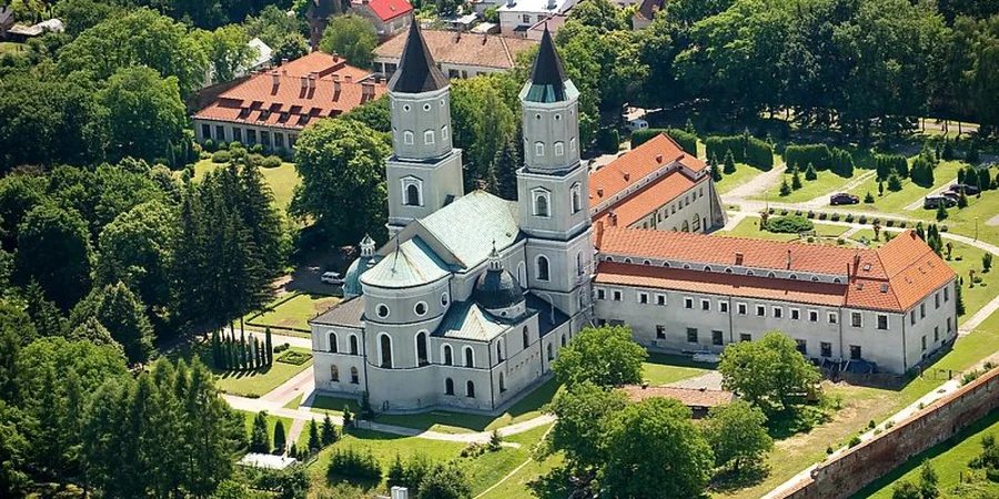 У Польщі українець із ножем напав на монастир бенедиктинок: один священник загинув, п’ятеро поранені