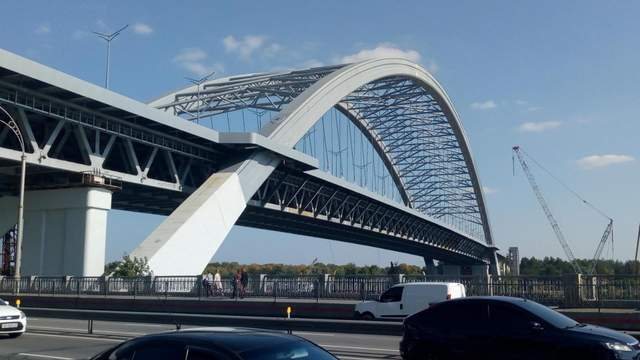 У Києві змінили правила руху мостами через Дніпро під час повітряної тривоги
