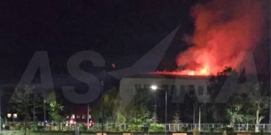 У російському Енгельсі горить військова частина, поруч є об'єкти військового аеродрому, у Ростові — масштабна пожежа — фото, відео