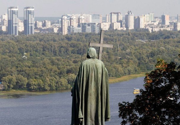 У Києві через атаку РФ горить дах багатоповерхівки на правому березі