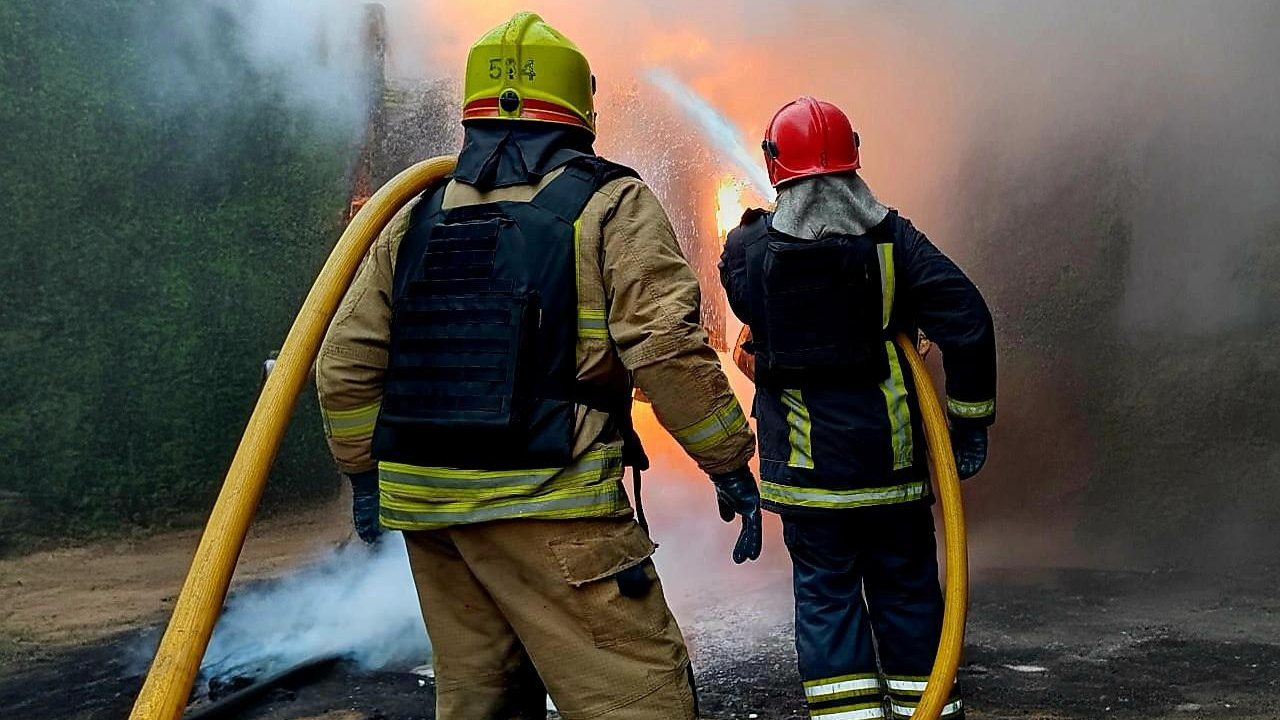 Пожежі після нічної атаки РФ загасили, у Дніпрі перевіряють завали
